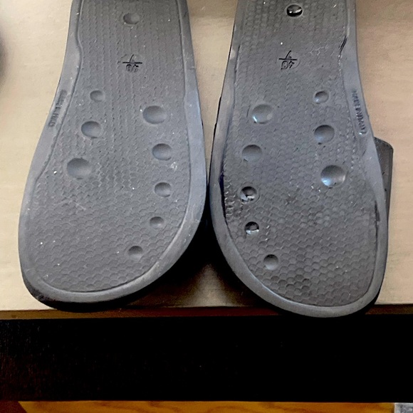 Valentino slides in size 40/ 9 used few times  still in box great condition - Picture 4 of 10